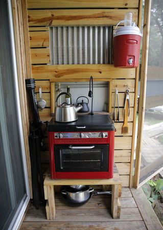 Outside kitchen Van Kitchen, Kombi Home, Outdoor Kitchen Appliances, Bunk Bed Designs, Space Bedding, Kids Bunk Beds, Tiny Cabin, Compact Living, Tiny Spaces