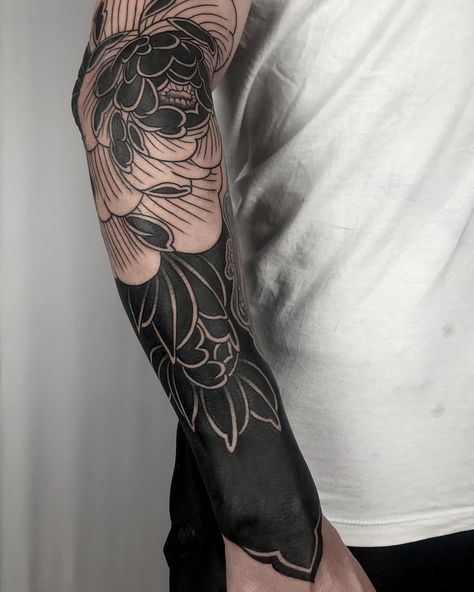 Blacked Out Tattoo Cover Up, Arm Tattoos Japanese, Arm Tattoos Black, Tato Tradisional, Tattoo Sleeve Filler, Tattoo Japanese Style, Quarter Sleeve Tattoos, All Black Tattoos, Black Tattoo Cover Up