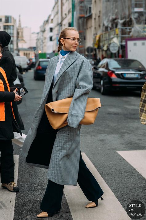 Alexandra Carl, Street Style Fashion Photography, Fashion Photography School, Crossing The Street, Fashion Photography Inspiration, Plaid Coat, Street Style Trends, Looks Street Style, Street Fashion Photography