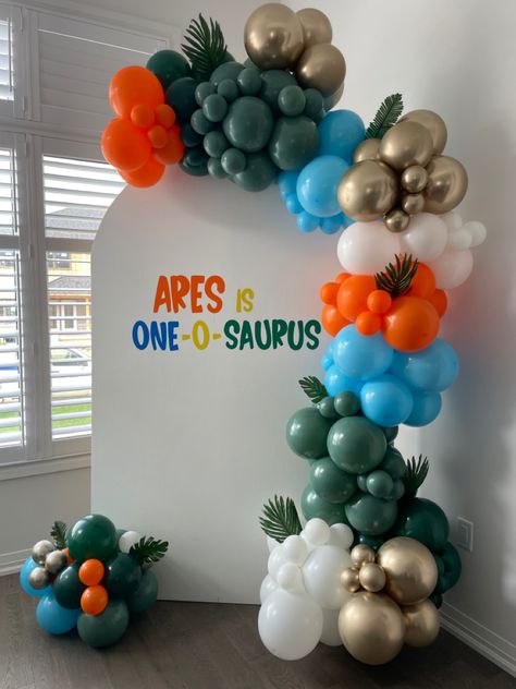 One A Saurus Birthday, Dinosaur Birthday Theme, Dinosaur Balloons, Dinosaur Birthday Cakes, Ideas Cumpleaños, Dinosaur Birthday Party, Birthday Themes, Balloon Decor, Dinosaur Party