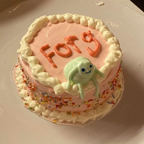 Rob N Roll on Twitter: "never seen a more perfect cake… " Ugly Cakes, Frog Cake, Whiskey Cake, Think Food, Pretty Birthday Cakes, Cute Birthday Cakes, Just Cakes, Cute Desserts, Oui Oui