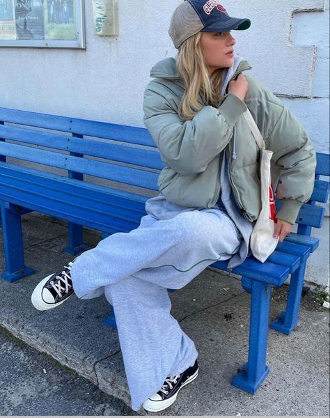 Grey Puffer Jacket Outfit, Short Puffer Jacket Outfit, Winter Puffer Jacket Outfits, Green Puffer Jacket Outfit, Outfit Inspo Green, Puffer Jacket Outfits, Puffer Outfit, Grey Puffer Jacket, Green Puffer Jacket