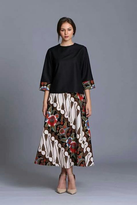 Batik Skirt Modern, Dress Batik Modern Fashion Style, Batik Modern Fashion Style, Bawahan Batik, Rok Batik Modern, Batik Yogyakarta, Batik Fashion Modern, Reka Bentuk Blaus, Dress Batik Modern