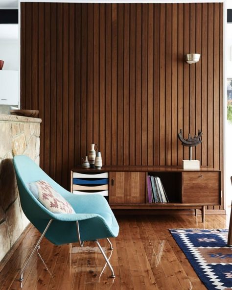 Boho Luxe, Vintage & Eclectic on Instagram: “Happy Mid Century Monday! I love that wall paneling, although I am not really sure if something this high end is actually called paneling.…” Mid Century Modern Living Room Decor, Mid Century Modern Accent Chairs, Mid Century Living Room, Mid Century Modern Living, Mid Century Modern Living Room, Panel Wall, Living Room Decor Modern, The Design Files, Accent Chairs For Living Room