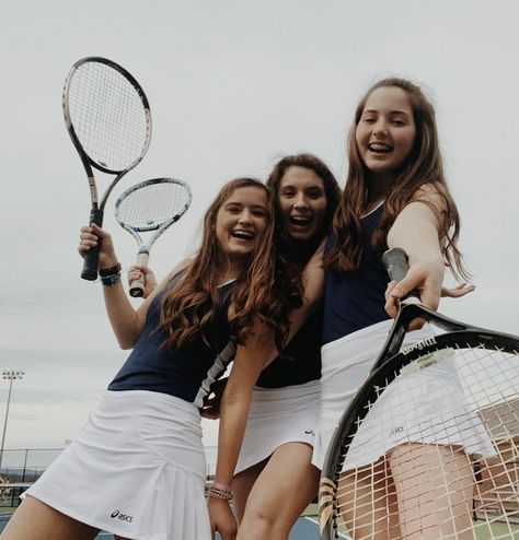 Tennis Photoshoot Ideas Friends, Tennis Team Photos, Tennis Media Day Poses, Tennis Team Pictures, Tennis Fashion Photography, Tennis Instagram, Tennis Senior Pictures, Tennis Poses, Tennis Pics