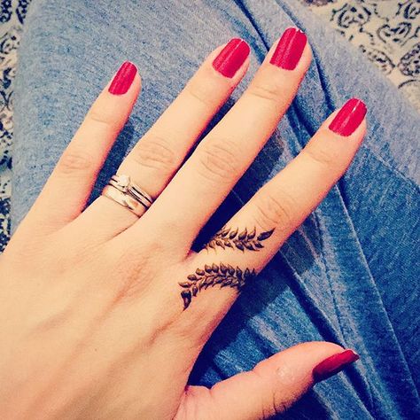 ring design Henne Tattoo, Jagua Henna, Small Henna, Cute Henna, Tato Henna, Finger Henna Designs, Henna Tattoo Hand, Finger Henna, Henna Art Designs