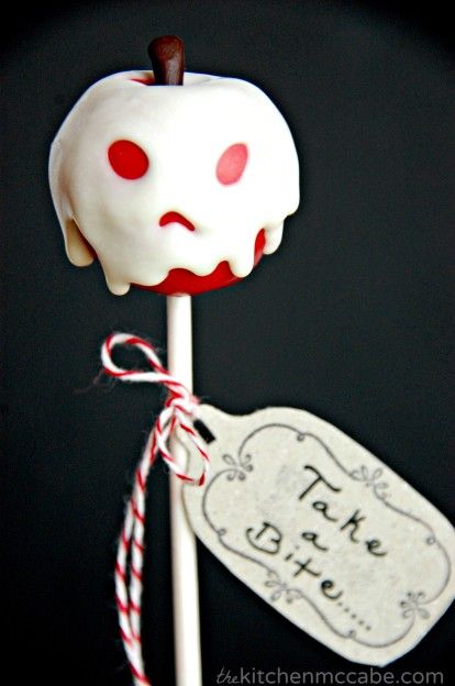 The Kitchen McCabe: Poisoned Apple Cake Pops Cake On A Stick, Snack Halloween, Spooky Halloween Cakes, Apple Cake Pops, Disney Inspired Recipes, Halloween Backen, Poisoned Apple, Recetas Halloween, Postres Halloween