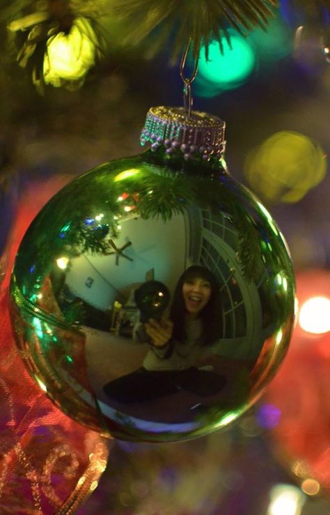 Christmas Photography, creative way to take a 'selfie' Photo Ideas For Christmas, Christmas Photo Instagram, Christmas Light Photo Ideas, Christmas Photo Aesthetic, Christmas Self Portrait Ideas, Christmas Aesthetic Photography, Christmas Pictures Instagram, Christmas Selfie Ideas, Christmas Photo Ideas Instagram