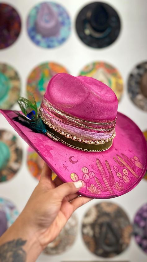 Instagram Painted Hats For Women Diy, Painting Hats Diy, Painted Hats For Women, Painting Hats, Hand Painted Hats, Burned Hats, Cowboy Hat Design, Cowboy Crafts, Custom Cowboy Hats