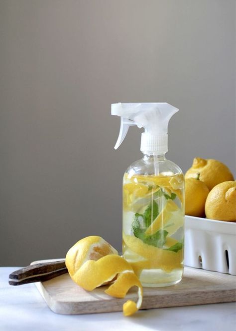 Natural Stain Remover, Diy Stain Remover, Natural Cleaning Products Diy, Diy Staining, Grass Stains, Zero Waste Kitchen, Cleaning Spray, Cleaning Recipes, Cleaners Homemade