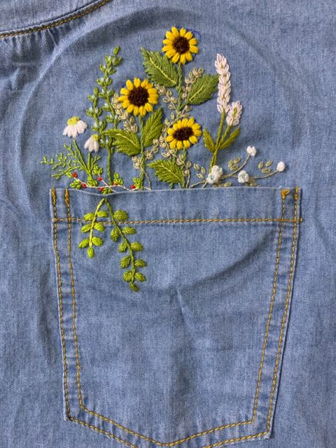 Denim Pocket Embroidery, Embroidered Jeans Aesthetic, Overalls Embroidery Ideas, Jean Jacket Embroidery, Diy Sac Pochette, Embroidered Overalls, Baby Dress Embroidery, Embroider Ideas, Flower Print Pattern