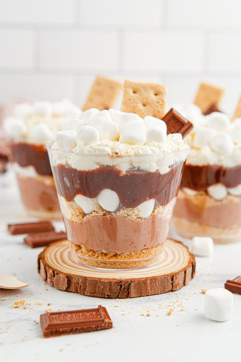 Get ready for the sweetness of summer with this S'mores Pudding Cups recipe. This no-bake treat, with layers of rich chocolate pudding, fluffy marshmallows, and crunchy graham crackers, is a fun, nostalgic dessert that everyone will adore. Perfect for summer BBQs, potlucks, or a simple sweet treat at home. #Smores #PuddingCups #DessertRecipe #SummerTreats S’mores Pudding Cups, Smores Pudding Cups, Mini Desserts In Cups, Desserts In Cups, Smores Pudding, Pudding Cup Recipes, Graham Cracker Dessert, Wheelchair Exercises, Fluffy Marshmallows