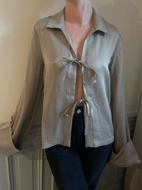 The top for all occasions! Our Occasion Top has two tie straps at the front, wide cuffs and long exaggerated sleeves. It’s made of a silky cupro fabric that has a soft peachy surface. Long Sleeve Tie Front Top, Cupro Fabric, Staple Tops, Djerf Avenue, Exaggerated Sleeves, Tie Front Top, Relaxed Jeans, Front Tie Top, Sweaters And Jeans