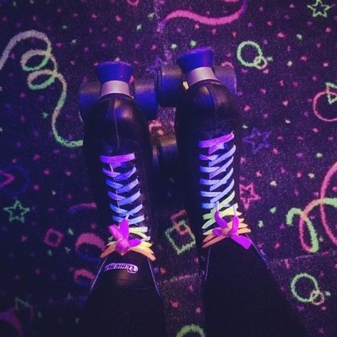 PURPLE AESTHETIC /// neon aesthetic / purple aesthetic photography / aesthetic wallpaper / lonely aesthetic / lilac / dark / purple pink / violet / aesthetic city / quotes Roller Blading Aesthetic, Skate Wallpaper, Roller Skating Aesthetic, Roller Blading, Skate Aesthetic, Pastel Cupcakes, Skating Aesthetic, Roller Skate Shoes, Violet Aesthetic