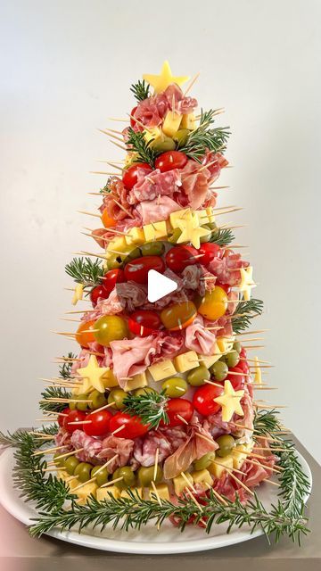 Aurélie Cormier on Instagram: "Sapin apéro ! 🎄 Trop sympa à faire et ça fait son petit effet !! #miam #food #recette #faitmaison #recettesalée #gourmand #beauetbon #apero #aperodinatoire #passionapero #aperitif #convivial #gourmand #sapin #sapinapero #noel #aperonoel" Charcuterie Board, Christmas Food, Christmas Time, Food And Drink, Snacks, Christmas, On Instagram, Essen