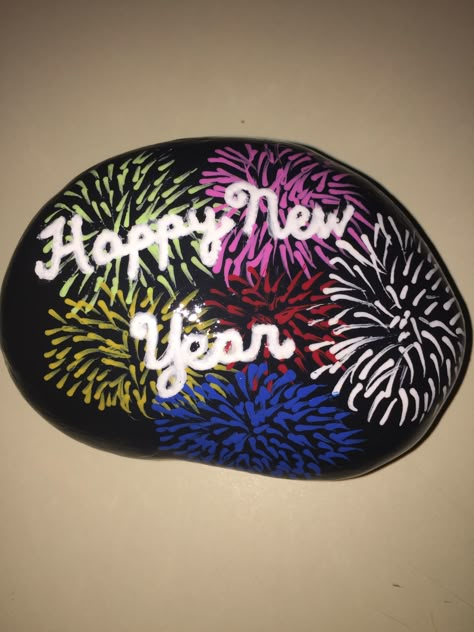 Happy New Year painted stone Kindness Rocks Project, Painted Rocks Ideas, Inspirational Rocks, Christmas Rocks, Rocks To Paint, Paint Rocks, Painting Ideas Easy, Christmas Rock, Painted Rocks Craft