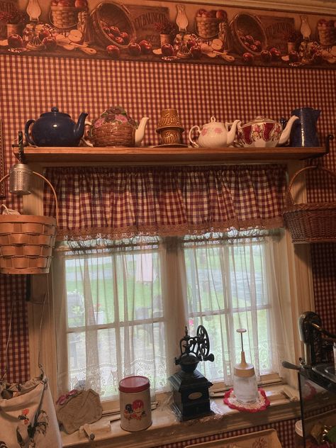 Granny Kitchen, Kitchen Valence, Primitive Home Decorating, Persian Decor, Happy Homemaking, Red And White Kitchen, Vintage Kitchens, Hunting Camp, Kitchen Dinning Room