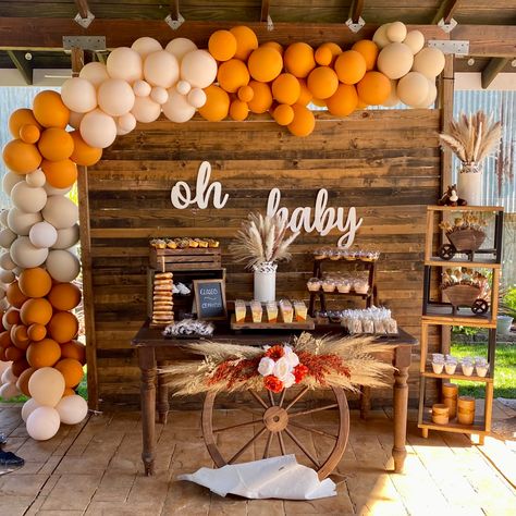 Terracotta western themed baby shower dessert table with balloon garland and wooden backdrop Western Fall Baby Shower Ideas, Western Baby Boy Shower Ideas, Barn Baby Shower Ideas, Western Brunch, Western Gender Reveal Ideas, Highland Cow Baby Shower Theme, Western Baby Shower Ideas, Cowgirl Baby Showers, Baby Brunch