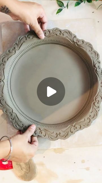 Diy Pottery Plates, How To Make Ceramic Plates, How To Paint Ceramic Plates, Slab Plates Ceramics, Cute Plate Designs, Diy Ceramic Plate, Hand Pottery Ideas, Pottery Making Ideas, Pottery Plates Handmade