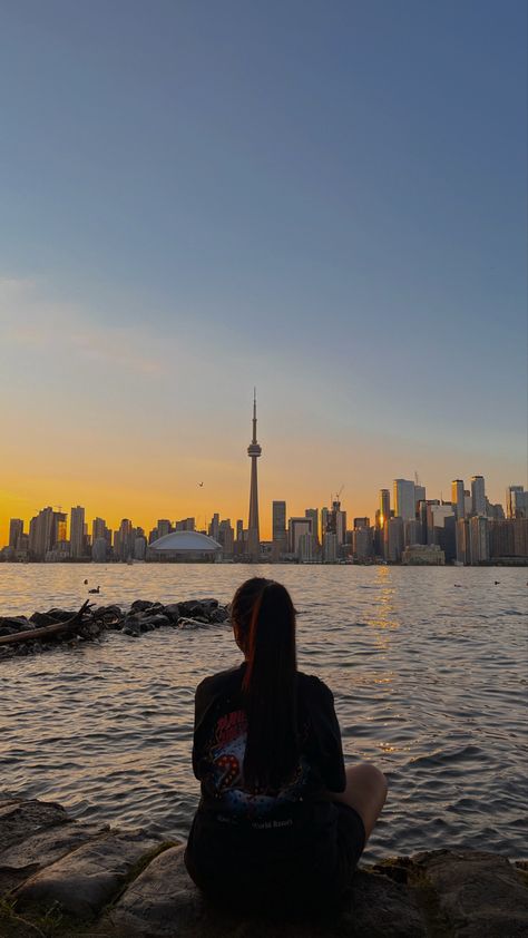 Toronto canada Living In Toronto Aesthetic, Toronto Photo Ideas, Toronto Instagram Pictures, Vancouver Canada Aesthetic, Toronto Canada Aesthetic, Toronto Photoshoot, Canada Outfit, Canada Vibes, Canada Girl