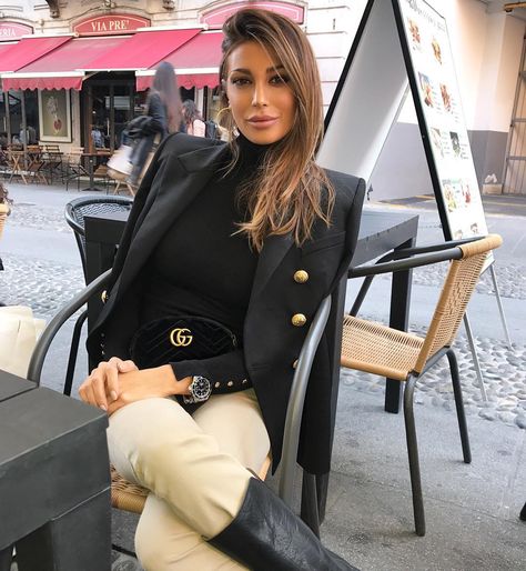 Cristina Buccino (@cribuccino) Double Breasted Blazer Outfit Women, Going Out Outfits Jeans, Black Double Breasted Blazer, Black Blazer Outfit, Luxury Lady, Be Classy, Blazer Outfits For Women, Girls Robes, Button Outfit