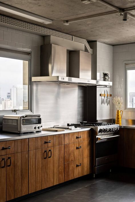 Brutalist in São Paulo Brutalist Kitchen, Comfortable Armchair, Green Sofa, Concrete Structure, Green Tile, Design Industrial, Cabinet Styles, Ceiling Windows, Contemporary Artwork