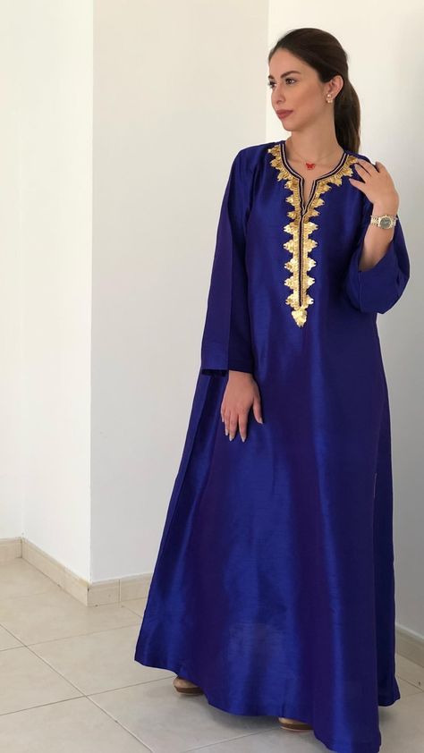 Vestidos de fiesta Lenin Dress, Arabic Dress, Kaftan Designs, Moroccan Fashion, Neck Embroidery, Mode Abaya, Classy Dress Outfits, Arab Fashion, فستان سهرة