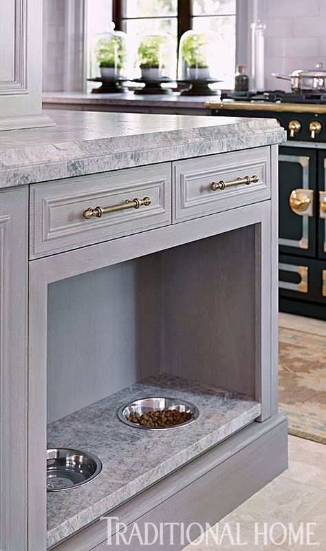 built-in-pet-food-bowls Veranda Design, Dog Feeding Station, Greige Design, Casa Loft, Pet Spaces, Dog Food Storage, Dog Rooms, Inspire Me Home Decor, Kitchen Decorating