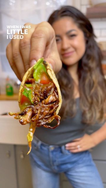 Anna | Plant-based RDN 🌱 on Instagram: "Lazy meals don’t have to be boring 🇲🇽 Save this 15-minute taco recipe that’ll blow your mind ✨ Mushroom meat: 3-4 king oyster mushrooms, shredded (Or any mushrooms of choice!) 1 Tbsp soy sauce 1 Tsp garlic powder 1 Tsp onion powder 1 Tsp cumin (optional) 1 Tsp black pepper 1 Tbsp oil Shred king oyster mushrooms using a fork and then sautéed them in a little oil with seasonings listed above for about 7-10 minutes. Homemade salsa verde recipe on the b Oyster Mushroom Taco Recipe, King Oyster Mushroom Tacos, Mushroom Meals, Mushroom Meat, Lazy Meals, Oyster Mushroom Recipe, King Oyster Mushrooms, Homemade Salsa Verde, Mushroom Tacos