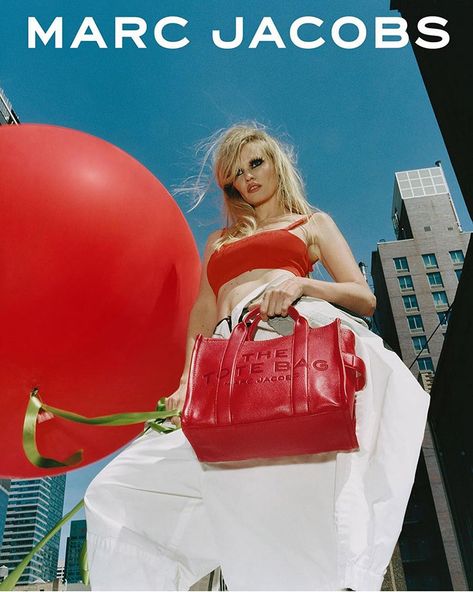 Lara Stone Models Marc Jacobs Fall Winter 2022 Handbags Marc Jacobs Fall 2022, 2022 Handbags, Lara Stone, Marc Jacobs Handbag, American Flag Print, Small Tote Bag, Fall 2022, Ad Campaign, Crossbody Strap