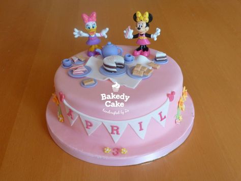 Daysi Duck, Daisy Duck Cake, Minnie Mouse Cake Design, Daisy Duck Party, Minnie Y Daisy, Minnie And Daisy, Picnic Cake, Pool Party Cakes, Duck Party