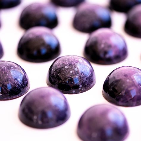 Chocolate Raspberry Galaxy Bonbons + Video Tutorial – Sugar Geek Show White Chocolate Bonbons, How To Make Bon Bons, Bonbon Recipe, Christmas Bonbons, Dessert Garnish, Chocolate Molds Recipe, Chocolate Bonbons Recipe, Making Gummy Bears, Gf Ideas