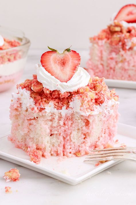 This stunning Strawberry Crunch Poke Cake is filled with a strawberry milk-gelatin mixture, topped with Cool Whip, crushed Oreos, and freshly halved strawberries! It's the perfect dessert for any special occasion such as birthdays, baby showers, or high tea! Golden Oreo Cake, Strawberry Crunch Poke Cake, Milk Gelatin, Chantilly Cake Recipe, Cream Filled Cookies, Strawberry Crunch Cake, Strawberry Poke Cakes, Strawberry Crunch, Golden Oreo