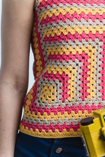 Granny Square Tank, Crochet Vest Pattern Free, Classic Granny Square, Granny Square Top, Crochet Granny Stitch, Tank Pattern, Granny Pattern, Crochet Top Outfit, Crochet Earrings Pattern