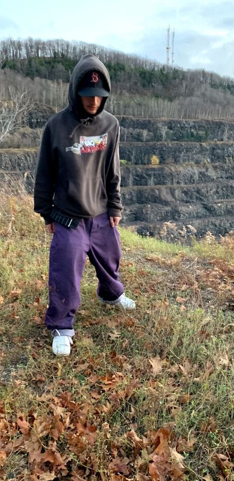 Purple Pants Outfit, Skater Boy Outfits, Skater Boys, Outfits Baggy, Pants Outfit Men, Outfit Streetwear, Purple Pants, Skater Boy, Purple Outfits