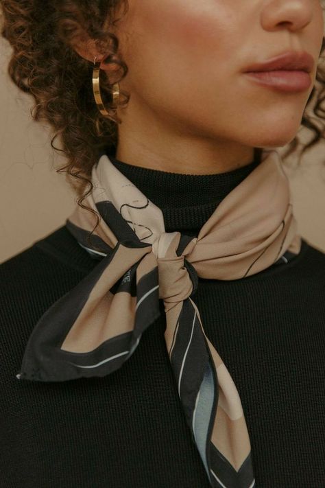 Scarf Styling, 80s Fashion Trends, Scarf Trends, Scarf Outfit, Urban Fashion Women, Scarf Fashion, Hair Scarf, Looks Black, How To Wear Scarves