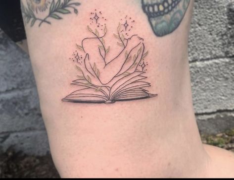 Reading Tattoo, Book Tattoos, Tattoo Ideas Unique, Tattoo Artist Tattoo, Bookish Tattoos, Kunst Tattoos, Small Forearm Tattoos, Artist Tattoo, Tattoos For Lovers