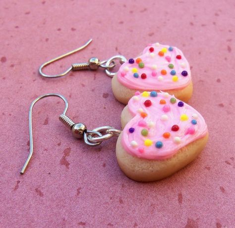 pink heart sugar cookie earrings Cookie Earrings, Heart Sugar Cookie, Crea Fimo, Miniature Food Jewelry, Handmade Clay Jewelry, Polymer Earrings, Food Earrings, Cute Polymer Clay, Polymer Clay Miniatures