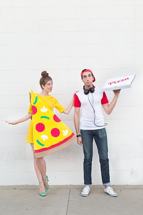 DIY Pizza Slice + Delivery Boy Couples Costume Superhero Diy, Pizza Costume, Costume Unicorn, Meme Costume, Halloween Costumes Diy Couples, Delivery Boy, Diy Couples Costumes, Halloween Parejas, Diy Pizza