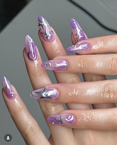 Nail Art Ungu Lilac, Lilac Nails Ideas, Nail Inspo Lilac, Lilac And Silver Nails, Purple Y2k Nails, Lilac Nails Design, Nails Lilac, Purple And Silver Nails, Nail Design Gold