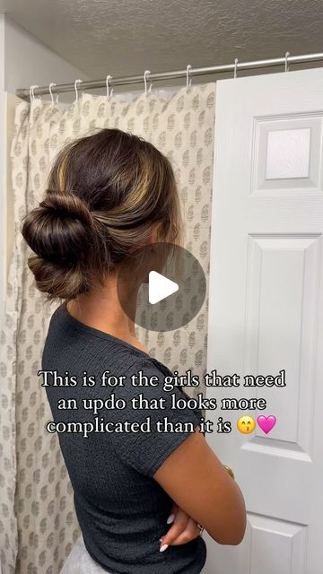 Ashton Carter 🍓 on Instagram: "Am I obsessed with messy buns? Yes! This one is great because you can dress her up or down for more or less formal occasions 😍🎀 comment if you want to try this one!   Easy hairstyles, mom hair, quick updo, messy bun, hairstyle inspo #momhair #hairstyleinspo #messybuntutorial #quickhairstyles #easyhairtutorial" Updo Hairstyles Everyday, Mom Hairstyles Long, Cute Messy Buns Step By Step, Messy Bun For Work, Easy Messy Buns For Long Hair, Easy Messy Updo, Updo Messy Bun, Easy Mom Hairstyles, Quick Easy Updos