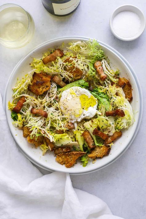 Frisée Salad with Bacon, Croutons and Poached Egg (Lyonnaise Salad) Frisee Recipe, Frisee Lettuce, Burrata Salad, Bacon Salad, Fun Salads, Poached Egg, Easy Salad Recipes, Breakfast For Dinner, Croutons