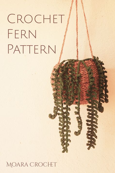 Crochet Fern Pattern - Step by Step tutorial with Moara Crochet Learn how to make you own forever crochet plant with this easy step by step tutorial including written pattern and a Youtube tutorial. Visit Moara Crochet for many more free crochet patterns. #crochetfern #freecrochetleaf #crochetleaf #crochetplant Fern Crochet Pattern Free, Crochet Plants Pattern, Cottagecore Crochet Decor, Crochet Fern Pattern, Plant Crochet Pattern Free, Crochet Vines And Leaves Pattern, Crochet Leaves Free Pattern, Crochet Plants Free Pattern, Crocheted Hanging Plant