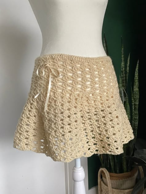 crochet Crochet Tennis Skirt, Crochet Bralette, Crochet Shell Stitch, Crochet Skirts, Crochet Clothing And Accessories, Crochet Design Pattern, Kawaii Crochet, Crochet Skirt, Fun Crochet Projects