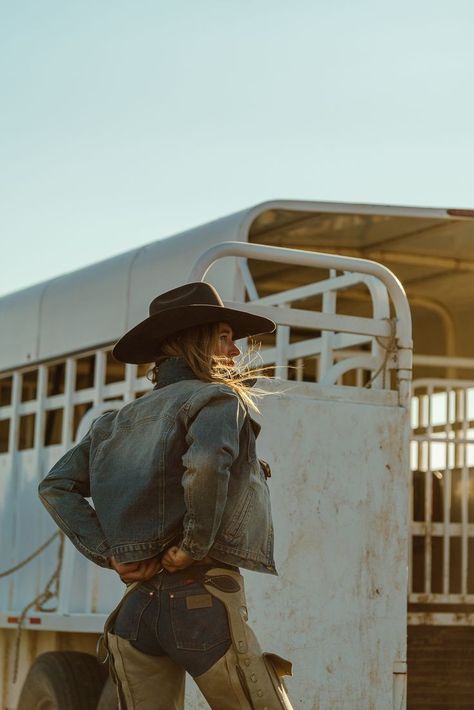 Western Influencer Photography, Moody Cowgirl Aesthetic, Cowboy Western Aesthetic, Western Headshots, Hat Looks For Women, Wild West Photoshoot, Western Women Outfits, Western Vintage Aesthetic, Ranch Life Aesthetic