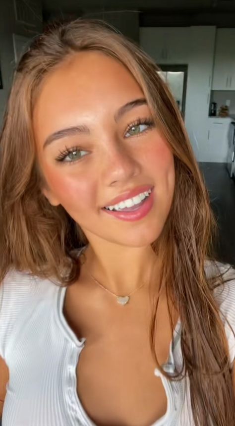 Hoco Makeup Glowy, Sun Kissed Glow Makeup, Easy And Natural Makeup Looks, Sun Kissed Makeup Look Natural, Dewy Makeup Tips, Soft Simple Makeup, Beach Natural Makeup, Really Natural Makeup, Natural Simple Makeup Look