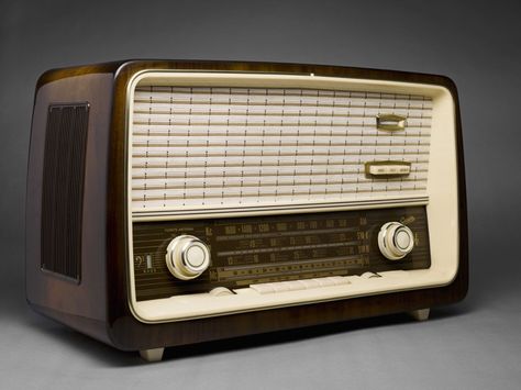 Decorar tu hogar con radios antiguas - https://www.decoora.com/decorar-hogar-radios-antiguas/ 1950s Radio, Old Radio, Radio Design, Retro Radios, Radio Antigua, Juke Box, Retro Radio, Shine The Light, Antique Radio