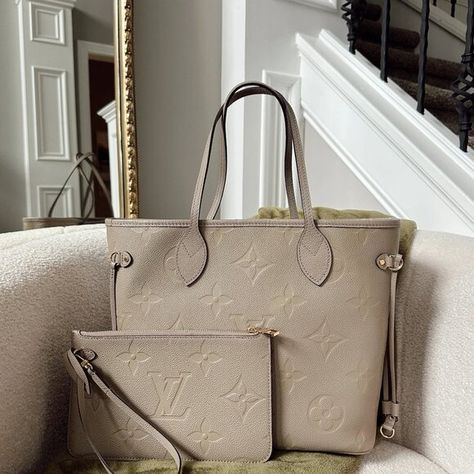 什識Louis Vuitton Empreinte Monogram Giant Neverfull MM Tourterelle Tote Louis Vuitton Empreinte, Neverfull Mm, Gray Interior, Interior Color, Exterior Colors, Vuitton Handbags, Louis Vuitton Handbags, Colorful Interiors, Louis Vuitton