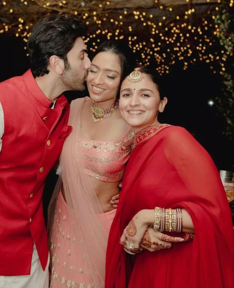 Alia Bhatt Wedding, Elegant Royal Dresses, Celebrity Casual Outfits, Bride Photography Poses, Wedding After Party, Bridal Lehenga Red, Mangalsutra Designs, Red Suit, Ranbir Kapoor