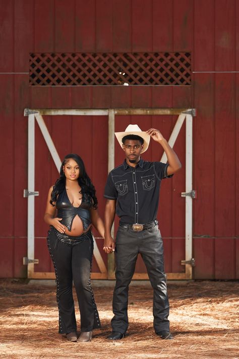 Maternity Photography Black Couples, Country Maternity Photography, Country Maternity Photos, Winter Western Outfits, Country Maternity, Western Couple Photoshoot, Maternity Photography Poses Couple, Maternity Photoshoot Outfits, Cowgirl Look